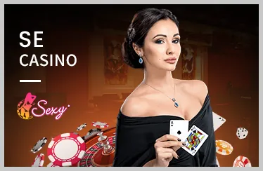 Bàn chơi Baccarat trực tuyến với các lá bài và chip cược